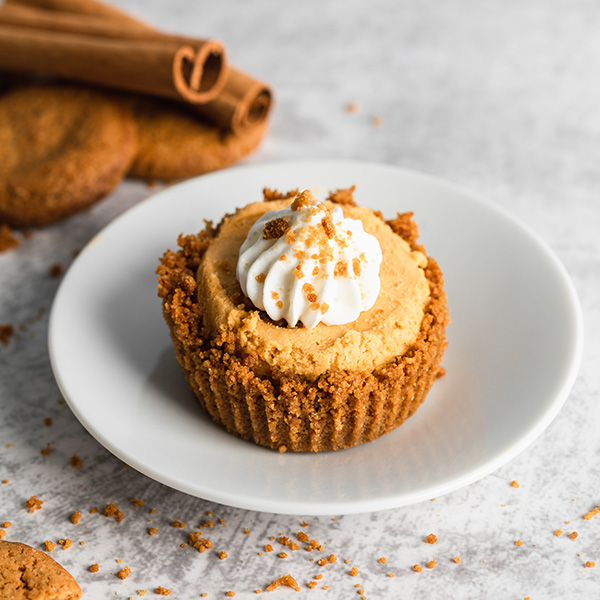 Mini-Pumpkin-Cheesecake-With-Gingersnap-Crust600.3